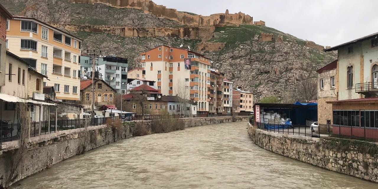 Su Seviyesi Azalan Çoruh Nehri’nin Yağışlar Sonrası Debisi Yeniden Arttı