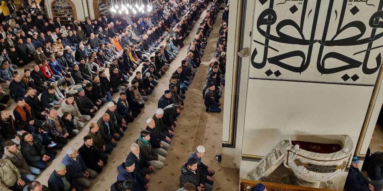 Bayram Namazı Kılmak İsteyen Vatandaşlar Tarihi Ulu Camii’ne Akın Etti: Kilometrelerce Oluşan Trafik Havadan Görüntülendi