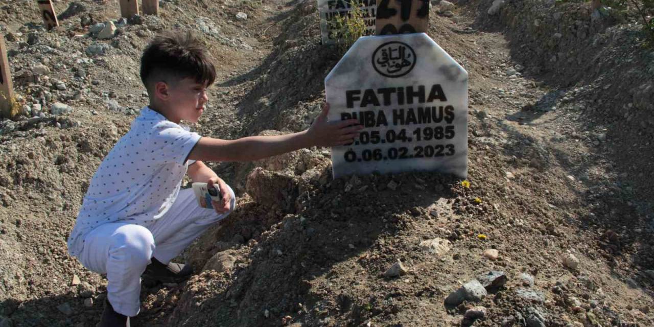 Enkaz Başında Günlerce Dua Ederken Tanınan Minik Ahmet, Bayram Sabahı Da Annesi Ve Kardeşlerini Duasız Bırakmadı