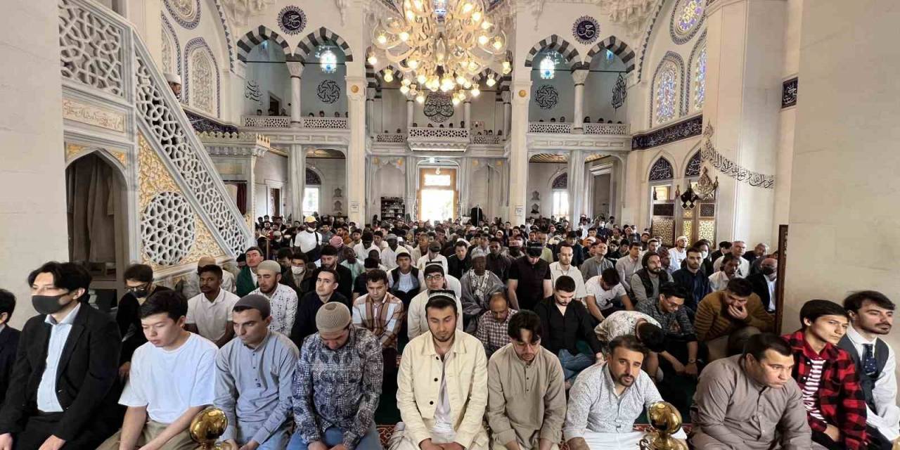 Tokyo Camii’nde Bayram Namazı 2 Kez Kılındı