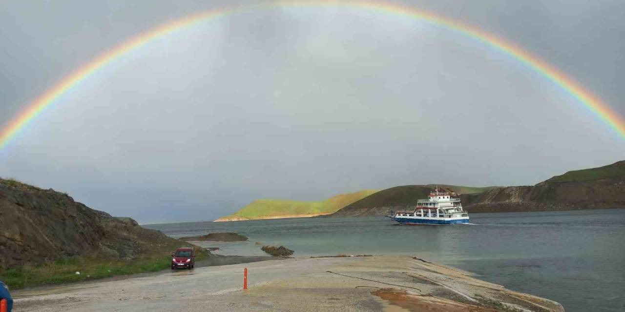 Feribot Ve Göl Manzarasıyla Bütünleşen Çifte Gökkuşağı Görsel Şölen Oluşturdu