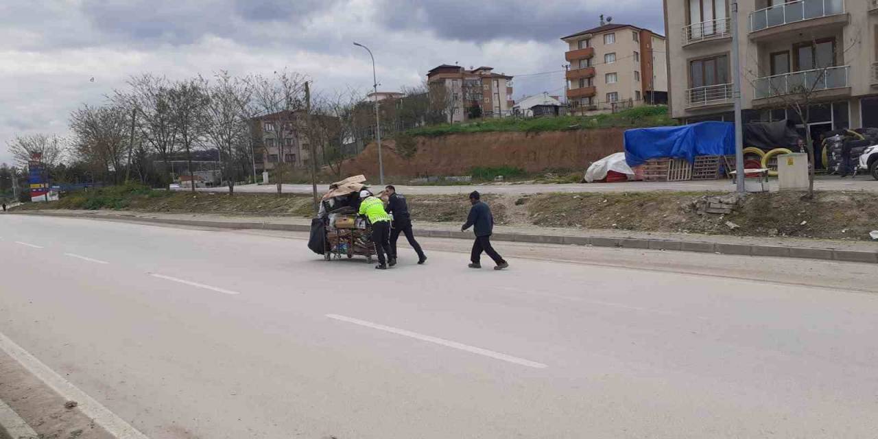 Yol Uygulaması Yapan Polis Kağıt Toplayıcısı Yaşlı Adamın Yardımına Koştu