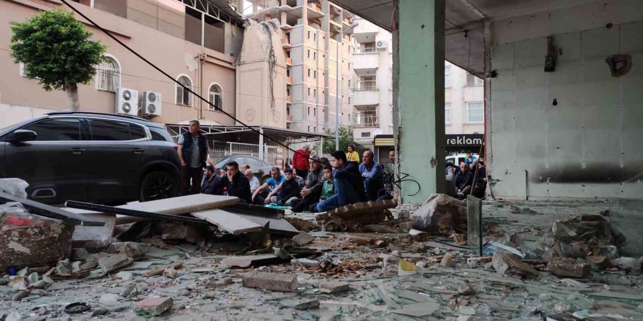 Bayram Namazını Yıkılması İçin Boşaltılan Orta Hasarlı Binanın Altında Kıldılar