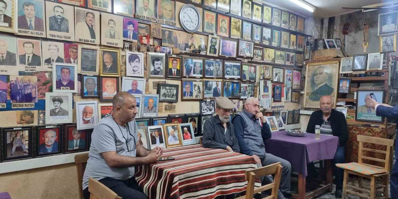 Ölüler Kıraathanesi’nde Buruk Bayramlaşma