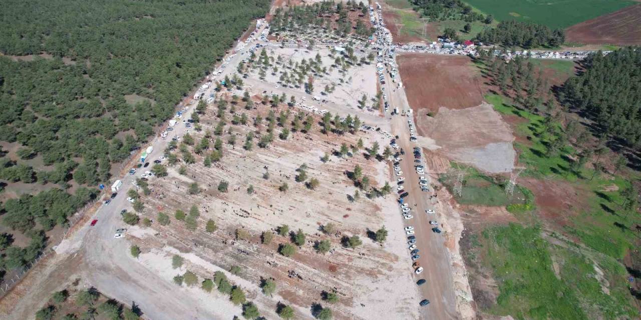 Depremin Merkez Üssünde Mezarlıklarda Duygu Dolu Bayram Ziyareti