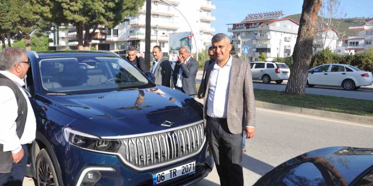 Bakan Çavuşoğlu, Togg’u Kullanarak Merak Edenlere Tanıttı