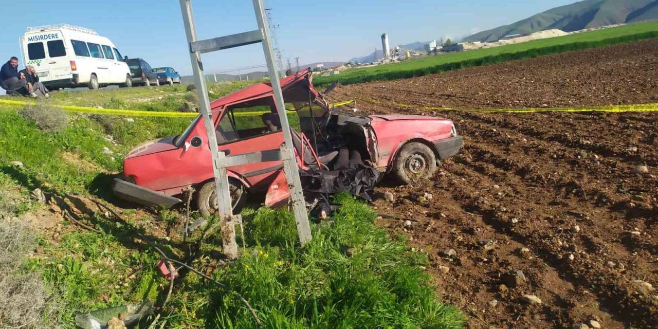Kontrolden Çıkan Otomobil, Aydınlatma Direğine Çarptı: 1 Ölü