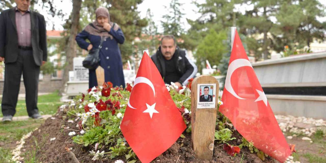 Kahramanmaraş’ta Şehit Olan Evlatlarının Mezarı Başında Bayramı Karşıladılar