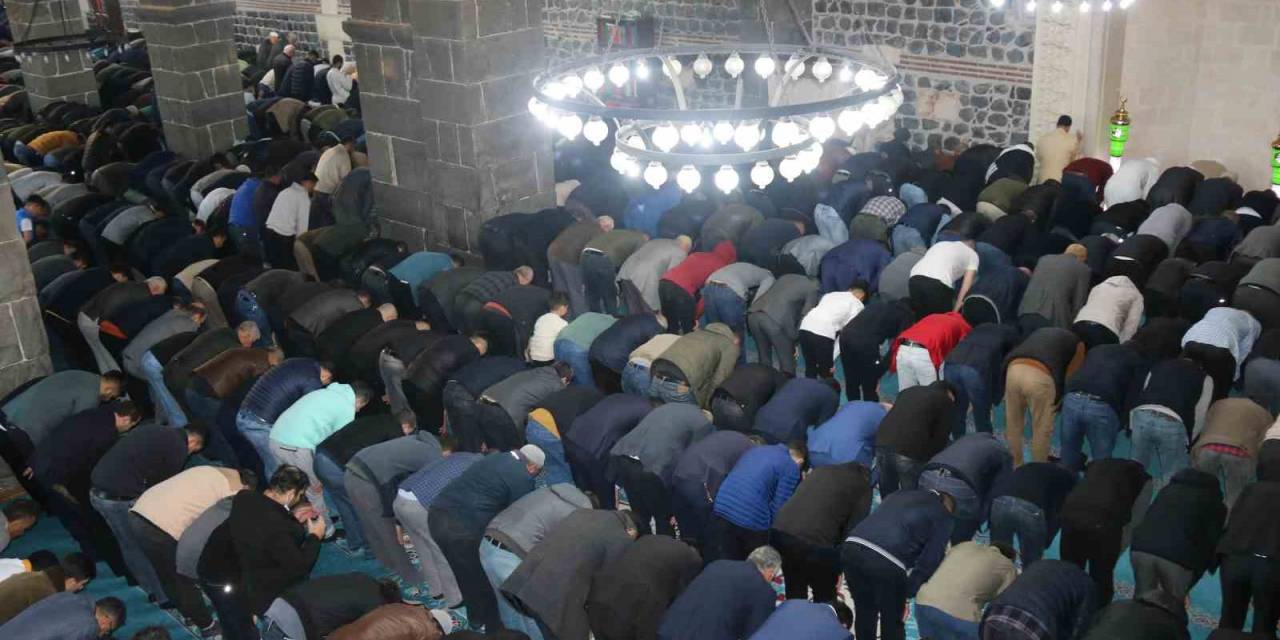 Diyarbakır’da Yüzlerce Vatandaş Bayram Namazı İçin Tarihi Ulu Cami’ye Akın Etti