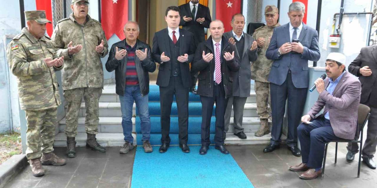 Kars’ta Protokolden Şehitliğe Bayram Ziyareti