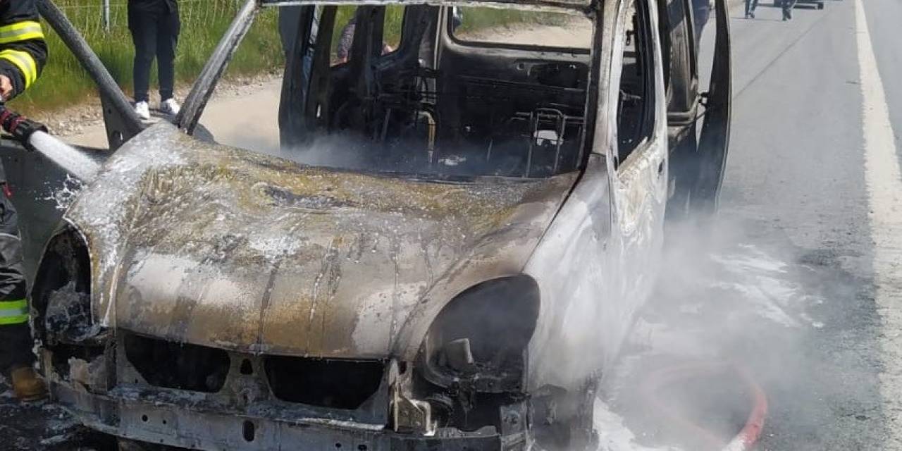 Hafif Ticari Araç Alev Alev Yandı