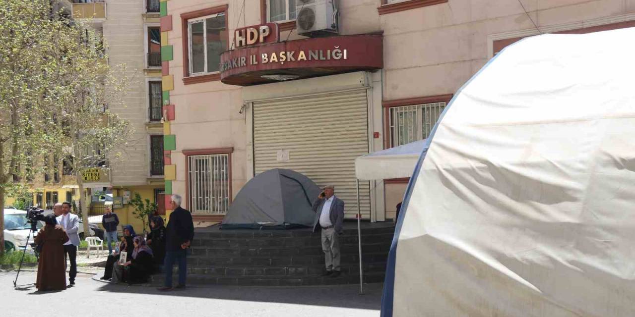 Terör Mağduru Aileler Bayramda Da Hdp Binası Önünde Evlatlarının Yolunu Gözlüyor