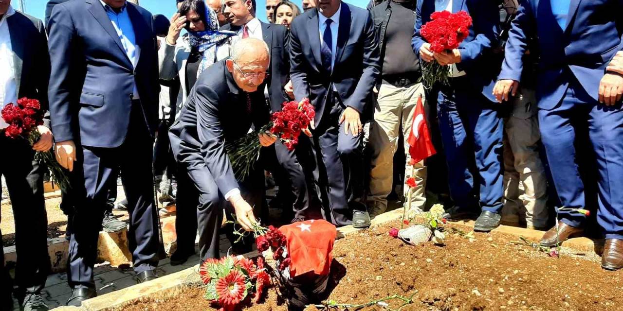 Kılıçdaroğlu, Depremzedelerin Mezarına Karanfil Bıraktı