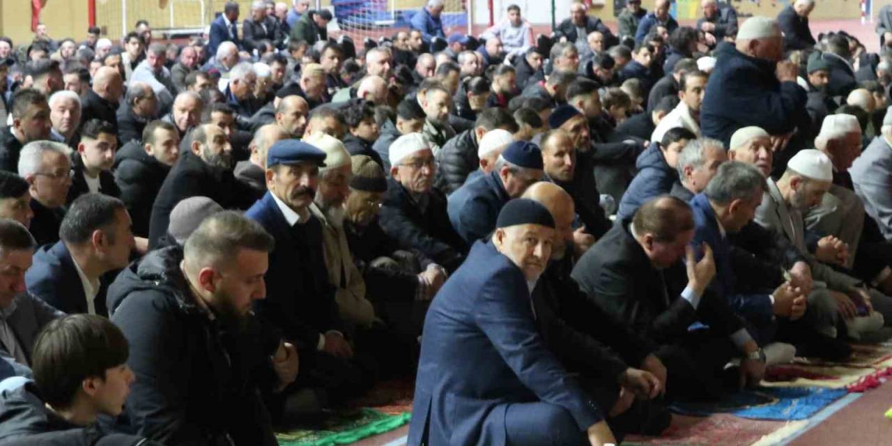 Paris’te 2 Bin Müslüman Bayram Namazını Kapalı Spor Salonunda Kıldı