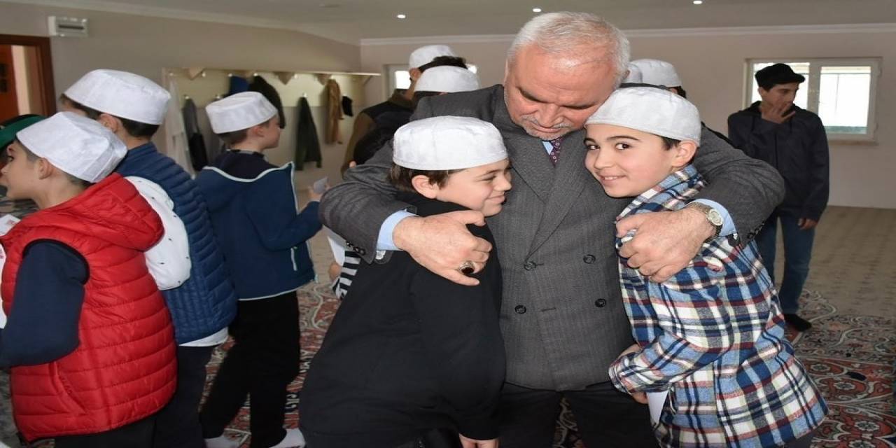 İl Müftüsü Erhun, Kur’an Kursu Öğrencileriyle Bayramlaştı