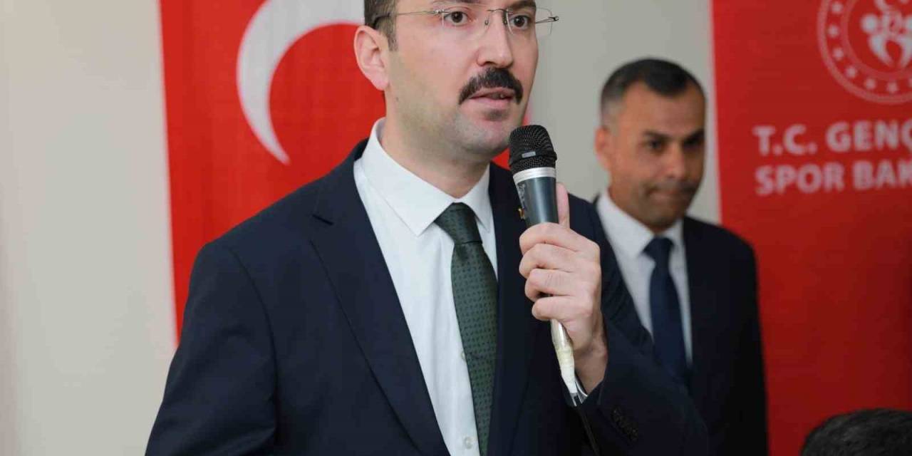 Bingöl’de İl Protokolü Depremzedeler İle Bayramlaştı