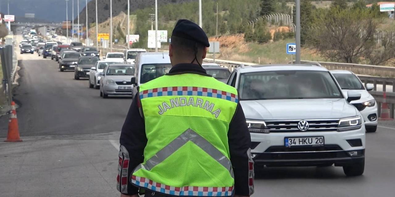 Bayramın İlk Gününde De Manzara Yine Aynı: 43 İlin Geçiş Güzergahında Trafik Yoğunluğu