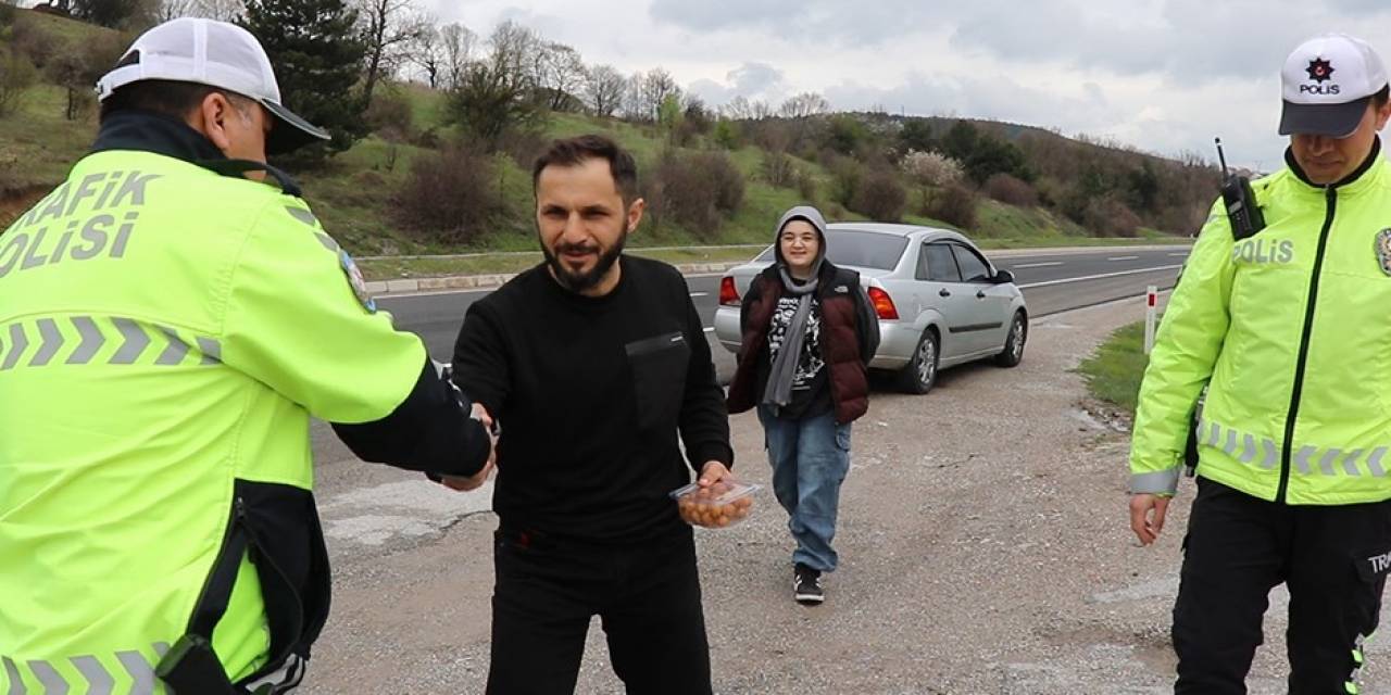 Bolu’da Bir Sürücü Kendi İçin Aldığı Tatlıyı Görev Yapan Polis Ekiplerine Vererek Bayramlaştı