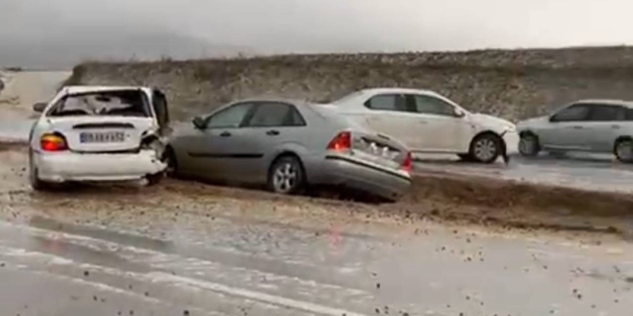 12 Kişinin Yaralandığı Zincirleme Kaza Cep Telefonu Kamerasında: 6 Araç Böyle Çarpıştı