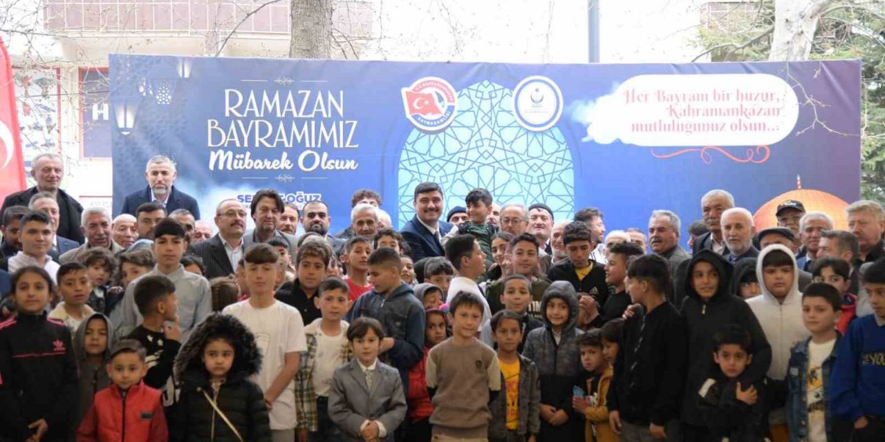 Şekerler Ve Harçlıklar Kahramankazan Belediye Başkanı Serhat Oğuz’dan