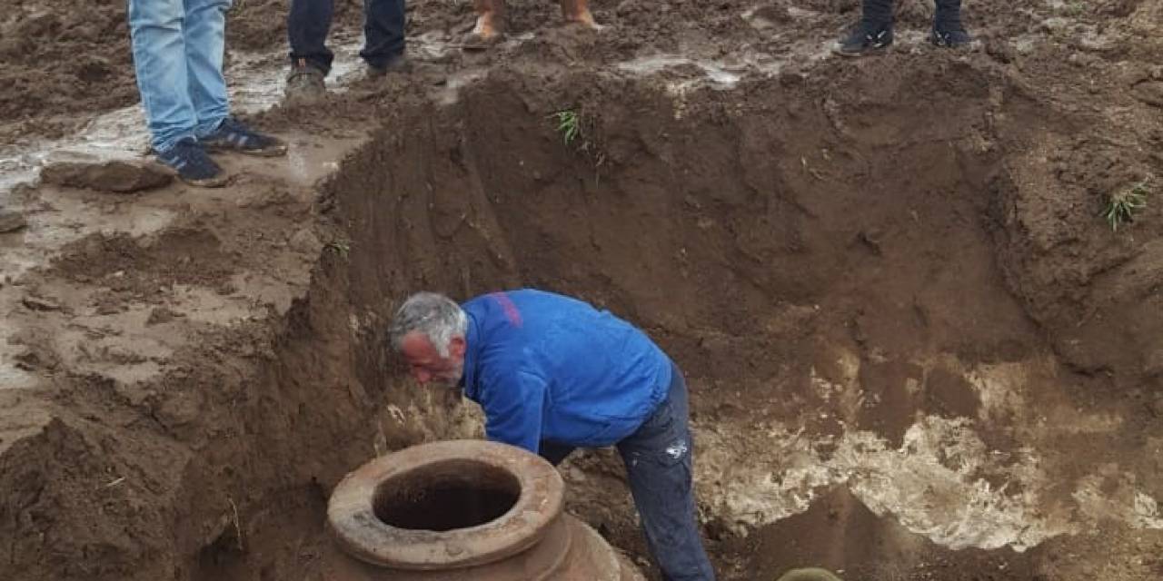 Tarla Sürerken Tarihi Küp Buldu