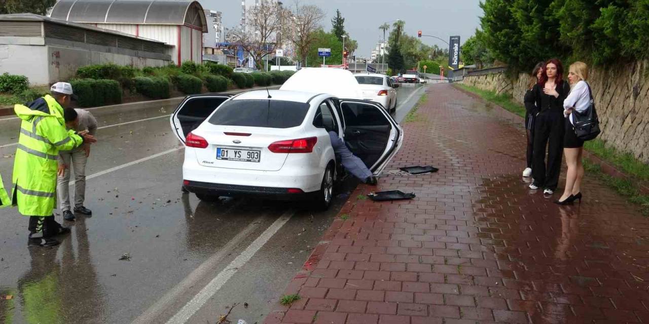 Otomobillerine Dolan Suyu Kovalarla Boşalttılar