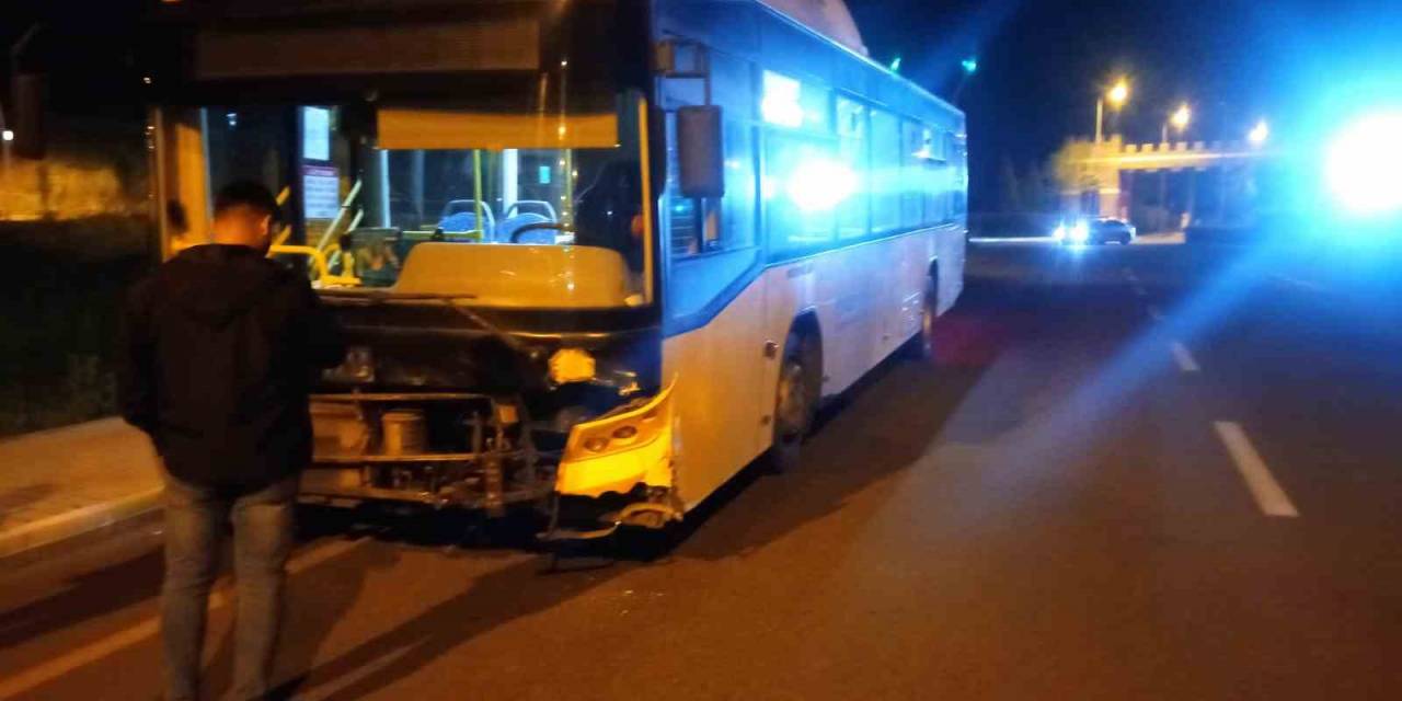 Diyarbakır’da Belediye Otobüsü İle Otomobil Çarpıştı: 5 Yaralı