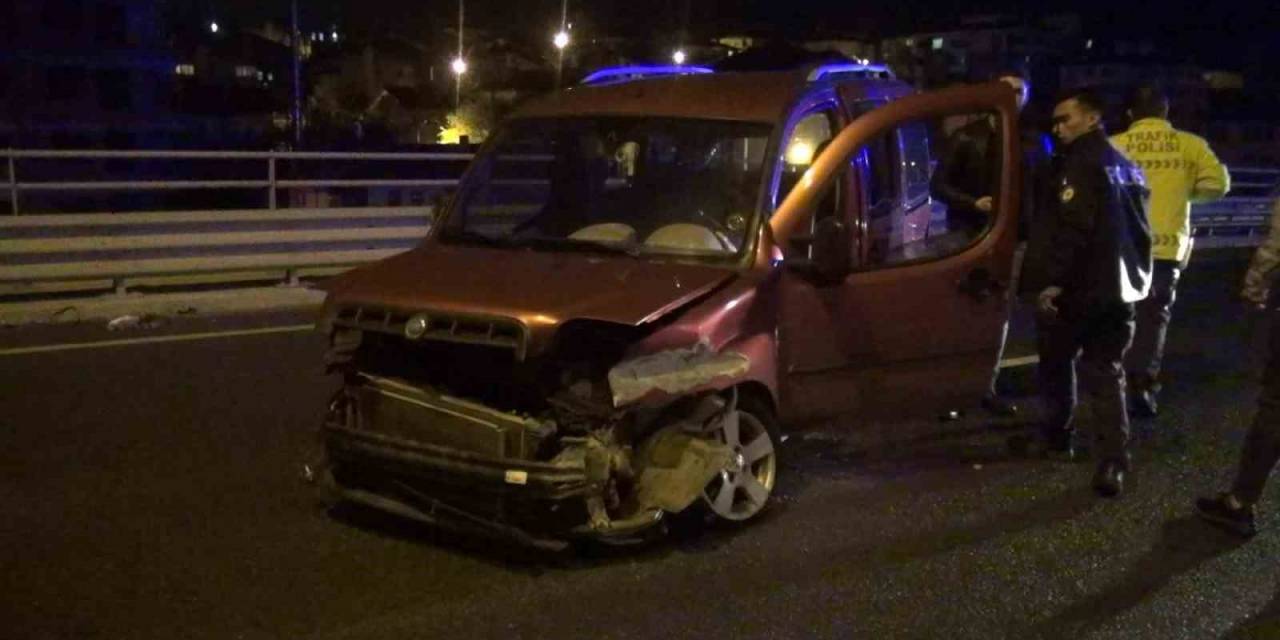 Hafif Ticari Araç Bariyerlere Çarptı: 1 Yaralı