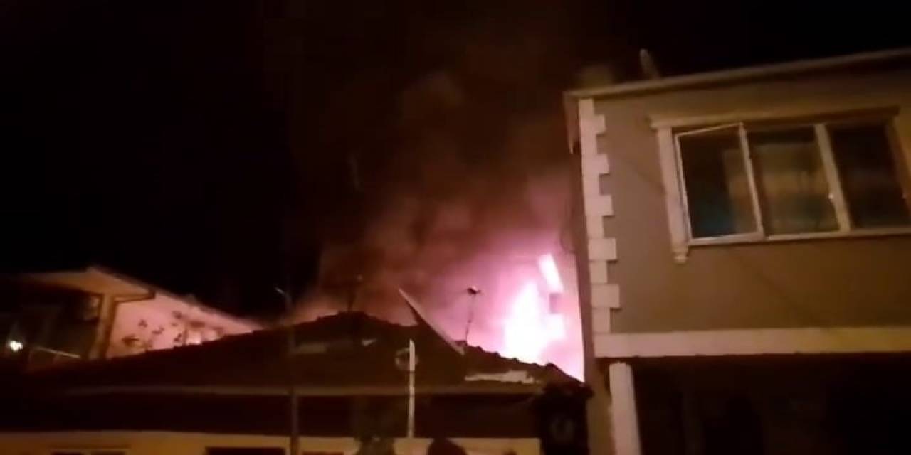 Bayram Gecesi Çıkan Yangın Mahalleliyi Sokağa Döktü