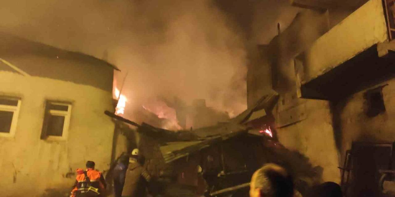 Bayburt’ta Köydeki 3 Ev, 6 Ahır Ve 4 Samanlık Yandı