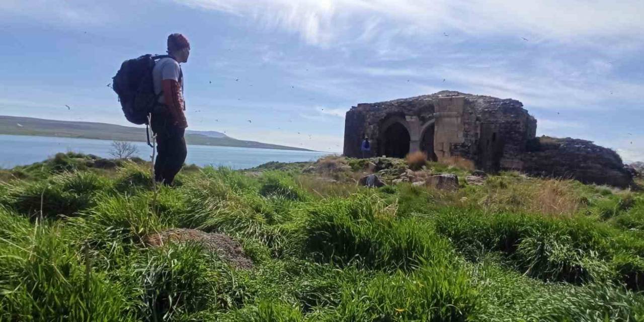 Doğaseverler Van Gölü’nün En Büyük Adasını Gezdi