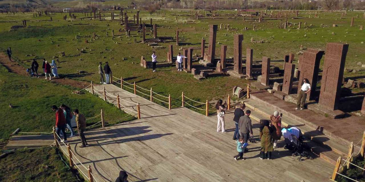 Dünyanın En Büyük Tarihi İslam Mezarlığında Bayram Yoğunluğu