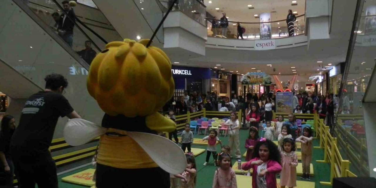 Aileler Bayramda Alışveriş Merkezi Ve Lunaparkın Yolunu Tuttu