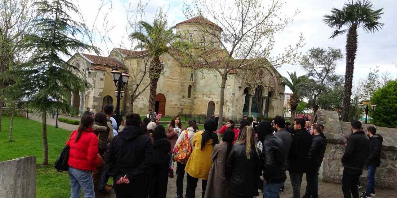 Trabzon’daki Ayasofya Camiinde Ramazan Bayramı Yoğunluğu