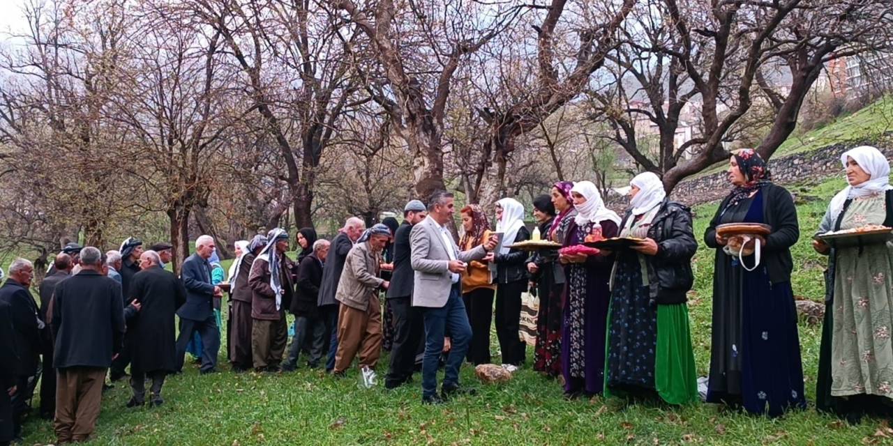 Beytüşşebap’ta Kadınların Mezarlık Geleneği Devam Ediyor