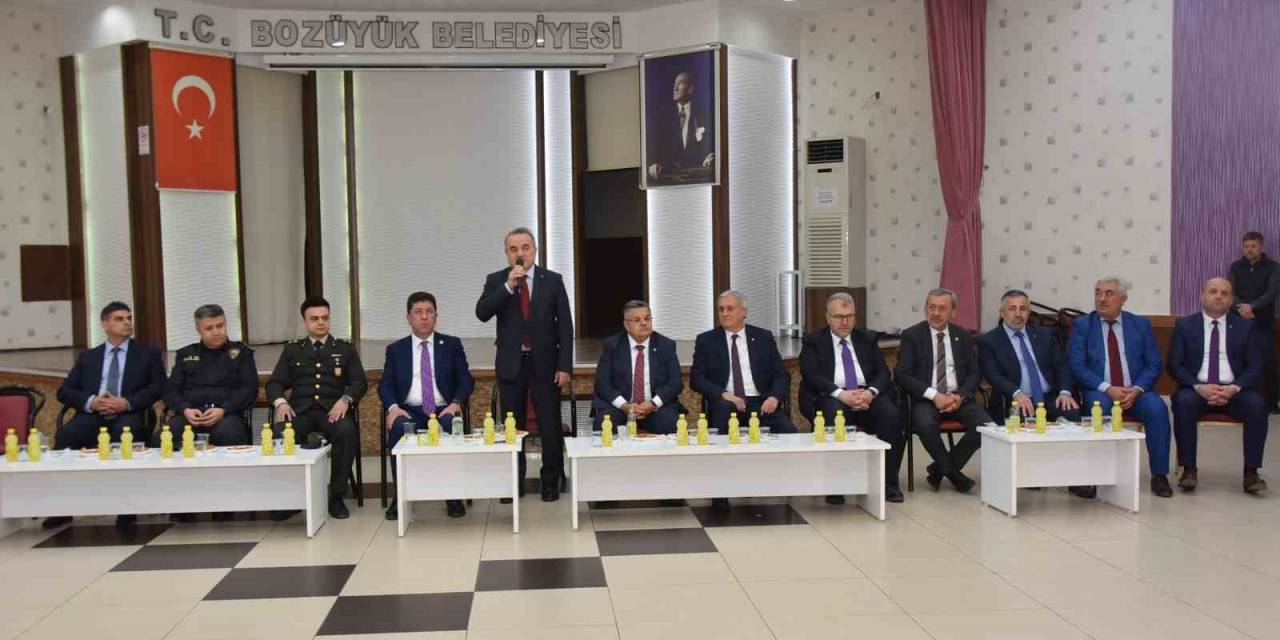 Bozüyük’te Protokol Ve Vatandaşlar Düzenlenen Törenle Bayramlaştı