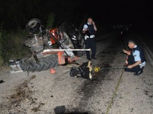Minibüs Traktöre Çarptı: 1 Ölü, 1 Yaralı