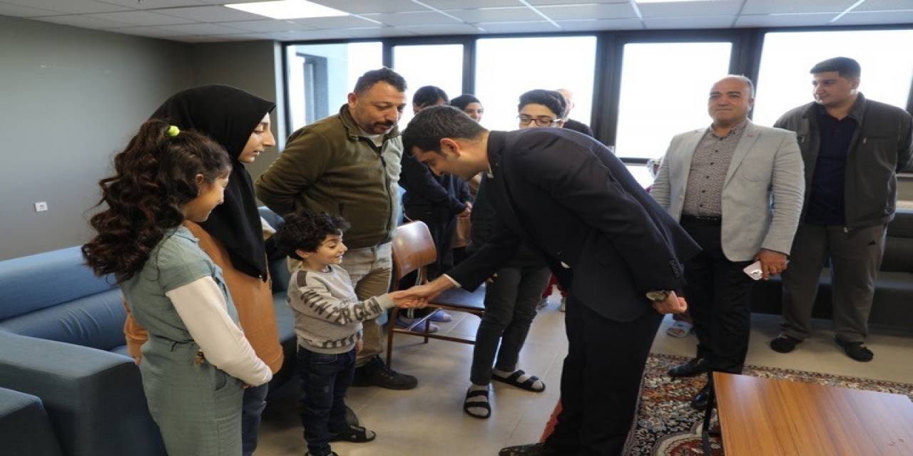 Vali Yardımcısı Şenkon, Depremzedelerle Bayramlaştı