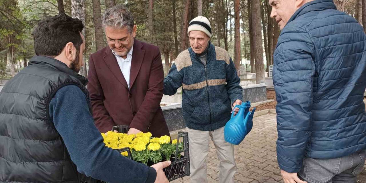 Başkan Suer, İlçe Mezarlığında Vatandaşlara Çiçek Takdim Etti