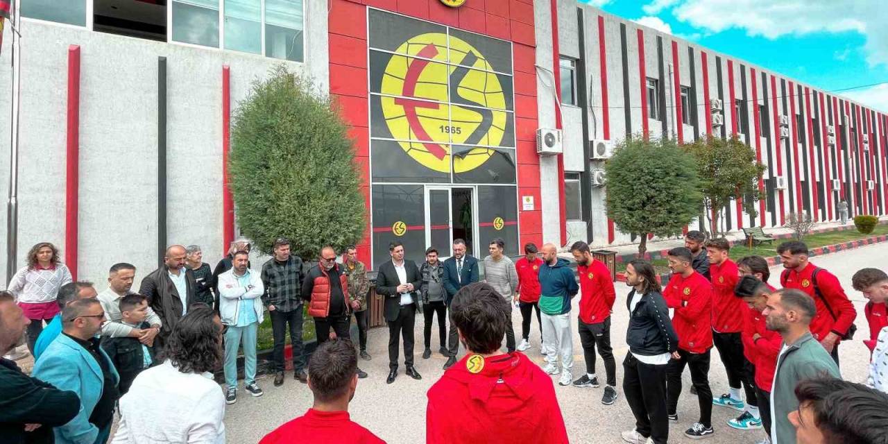 Eskişehirsporlu Yönetici Ve Futbolcular Bayramlaştı