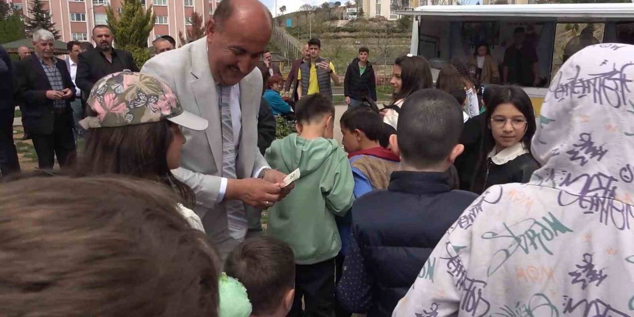 Çocukları Mutlu Eden Bayram Geleneği: Harçlık Ve Pamuk Şeker Dağıtıldı