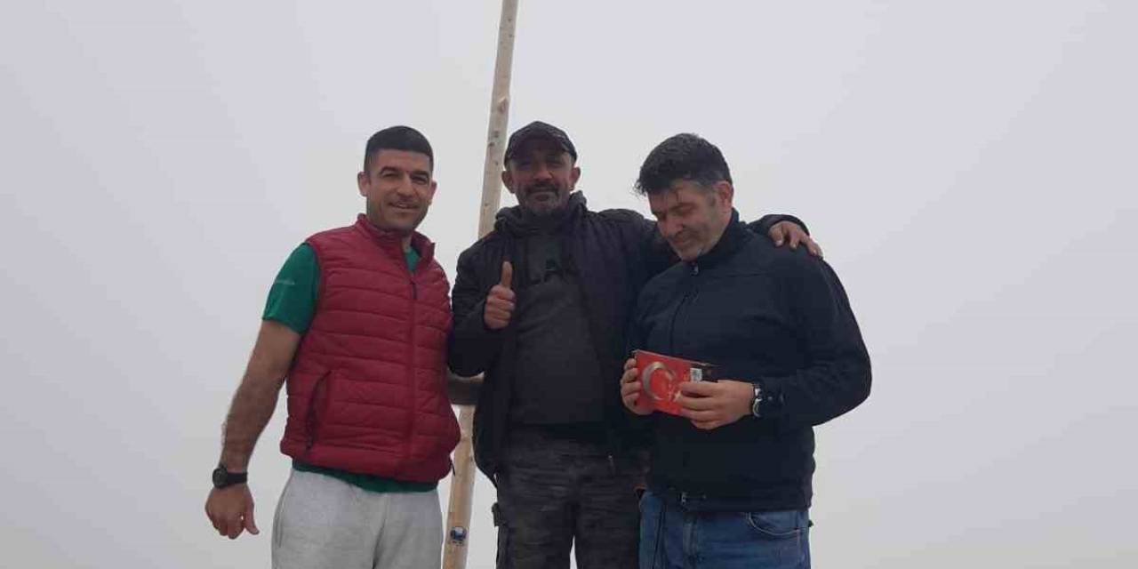 Bin 900 Rakımlı Zirvede Yıpranan Türk Bayrağını Değiştirdiler