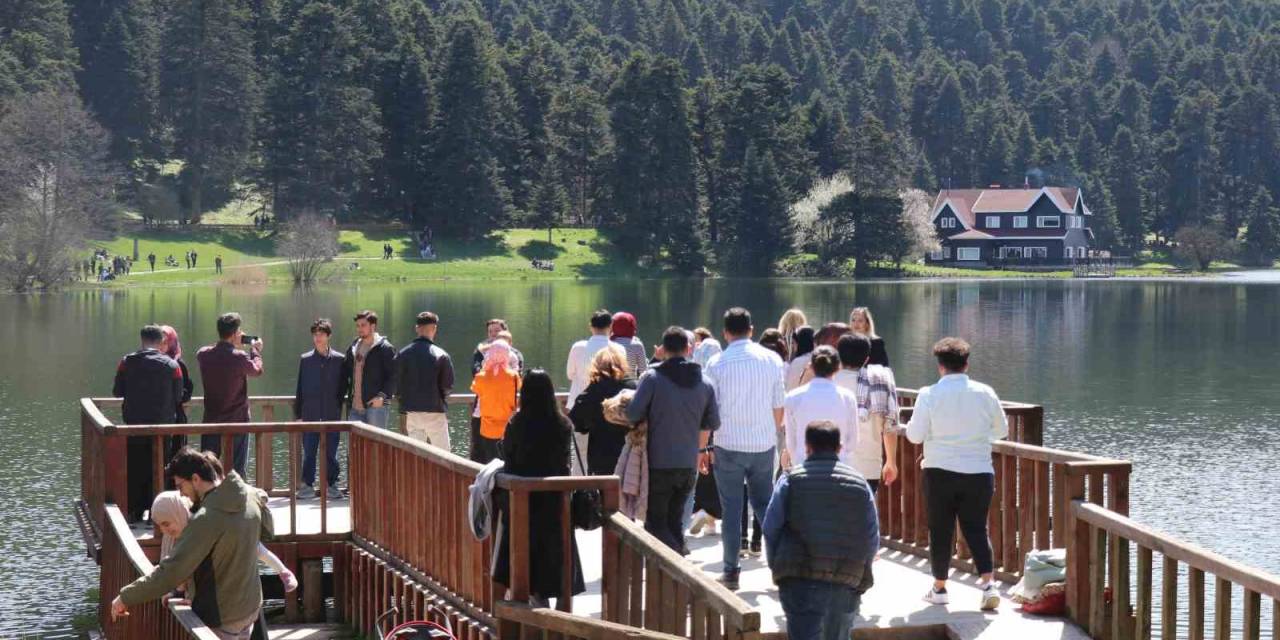 Ramazan Bayramı’nın İkinci Gününde Tatilciler Gölcük Tabiat Parkı’na Akın Etti