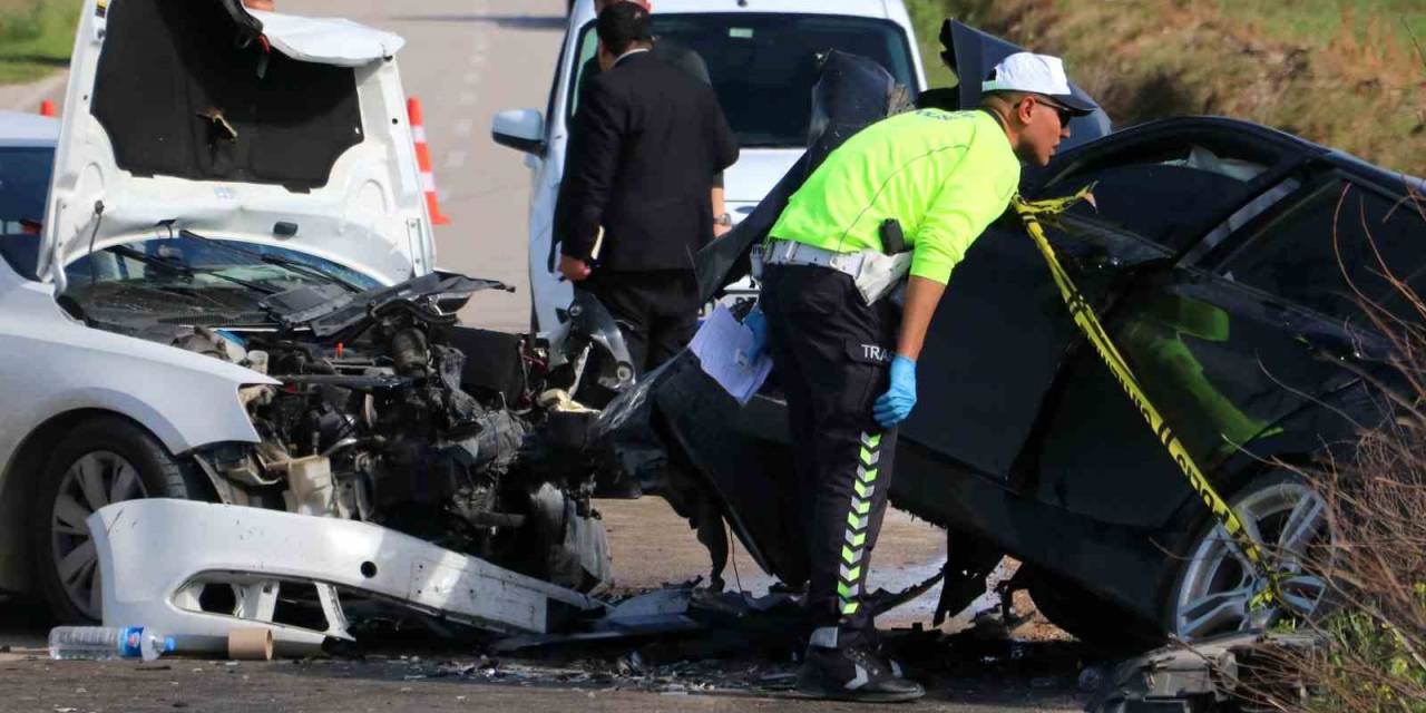 2 Otomobil Çarpıştı: 1 Kişi Öldü, 4 Kişi Yaralandı