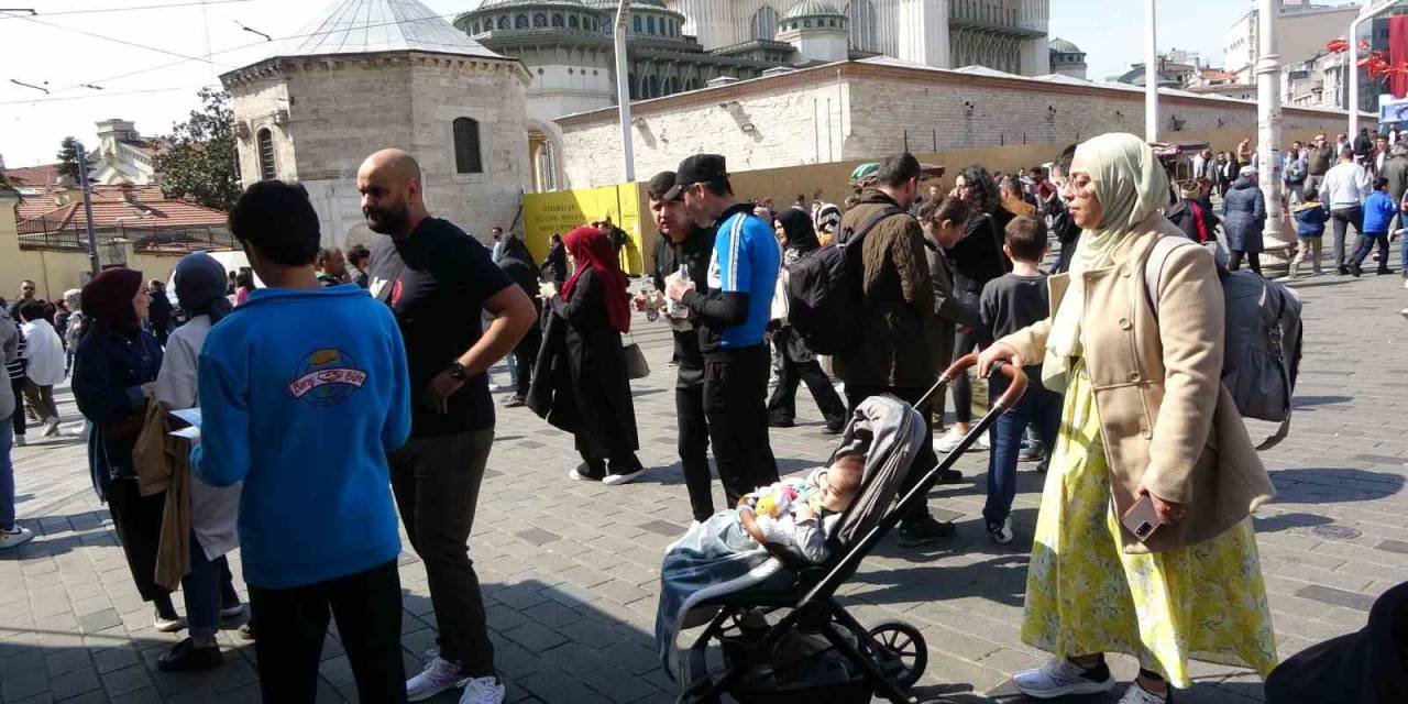 Bayram Nedeniyle Vatandaşlar Taksim’e Akın Etti
