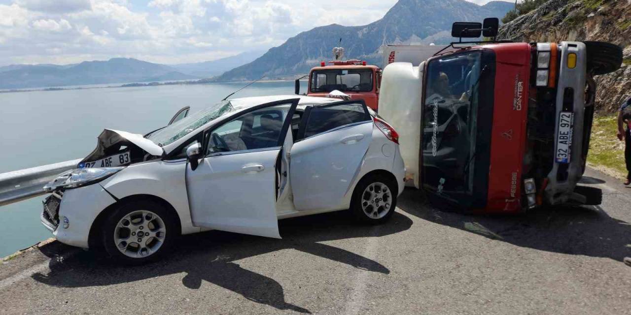 Otomobil Ve Kamyonetin Çarpıştığı Kazada 7 Kişi Yaralandı