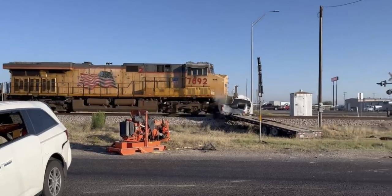 Texas’ta Yük Treni Raylardaki Aracı Biçti