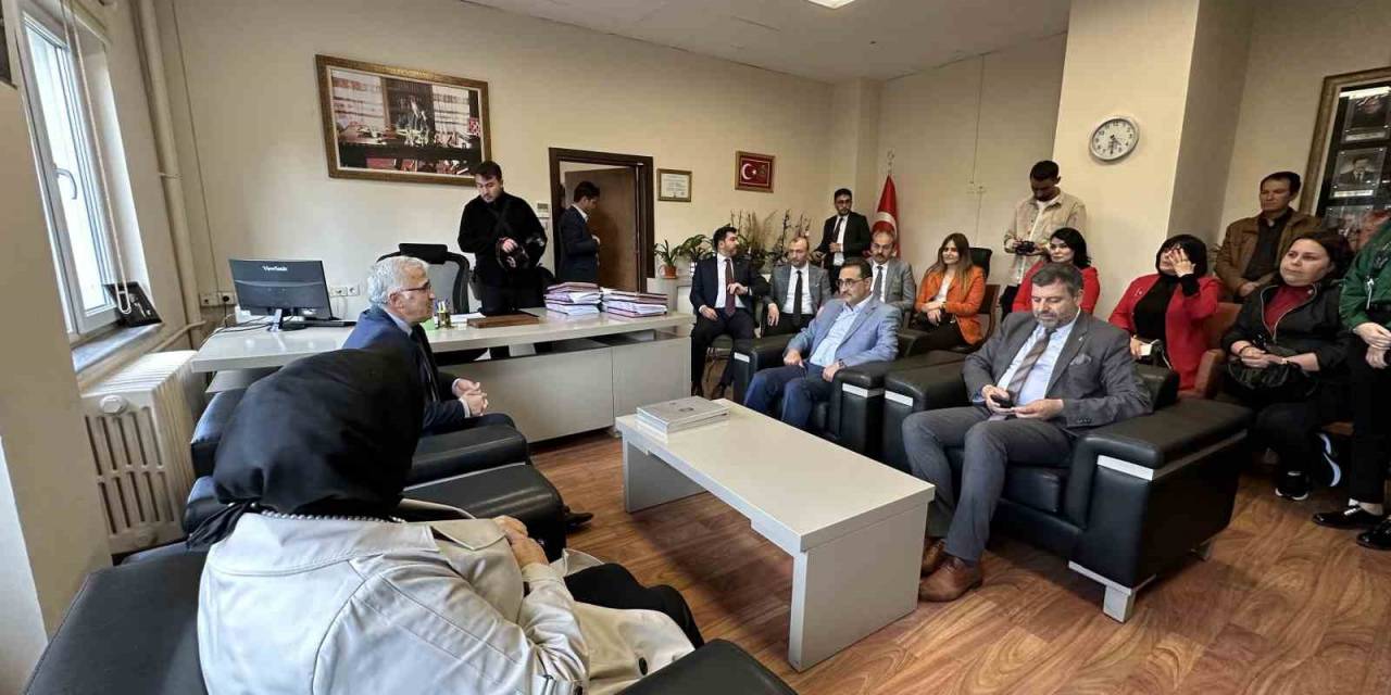 Bakan Dönmez Huzurevi Ve Hastanede Bulunan Vatandaşlarla Bayramlaştı