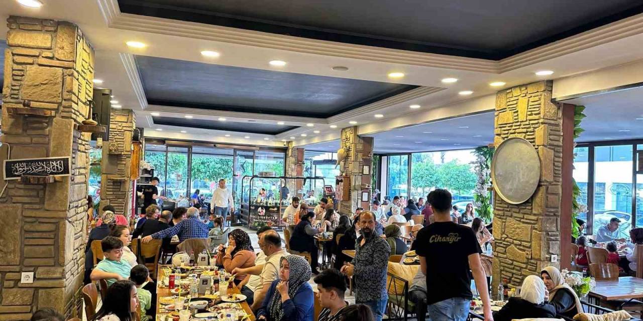 Adanalılar Bayramda Da Kebaptan Vazgeçmedi