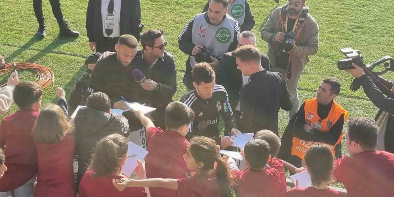 Depremzede Çocuklar, Ümraniyespor - Beşiktaş Maçında Ağırlandı